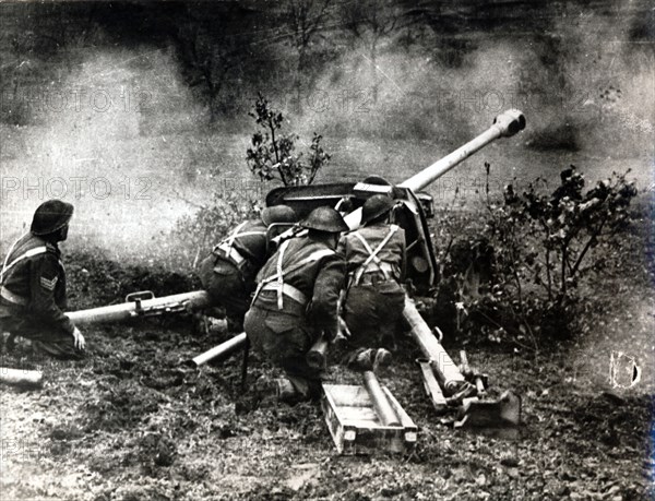 New Zealand anti-tank gun crew in action, near Cassino, Italy, World War II, 1944. Artist: Unknown