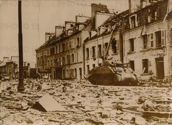 Un char d'assaut américain sur une route à Cherbourg, en Normandie, 1944