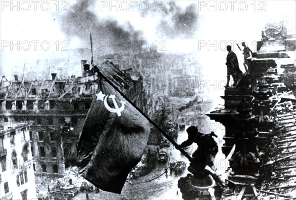 Raising a flag over the Reichstag, 2 May 1945. Artist: Yevgeny Khaldei