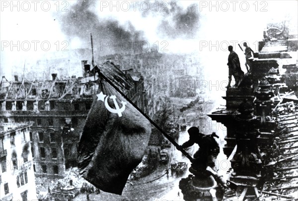 Raising a flag over the Reichstag, 2 May 1945. Artist: Yevgeny Khaldei