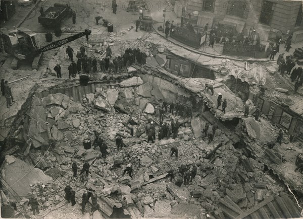 Bank Tube station, 11th January 1941. Artist: Unknown