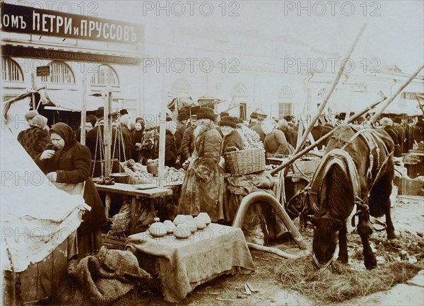 Market on the Moskvoretskaya Embankment, Moscow, Russia, 1911. Artist: Unknown