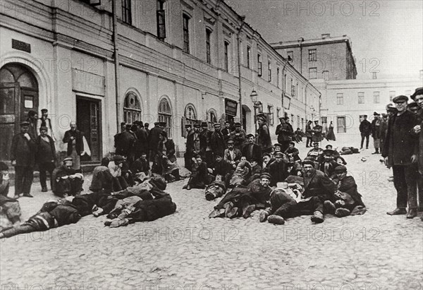 Moscow homeless shelter dwellers, Russia, c1904. Artist: Unknown