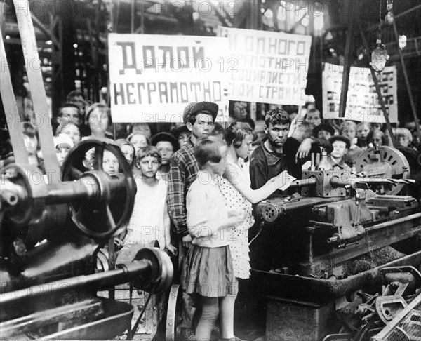 Likbez. Scholars at a factory building, 1930.