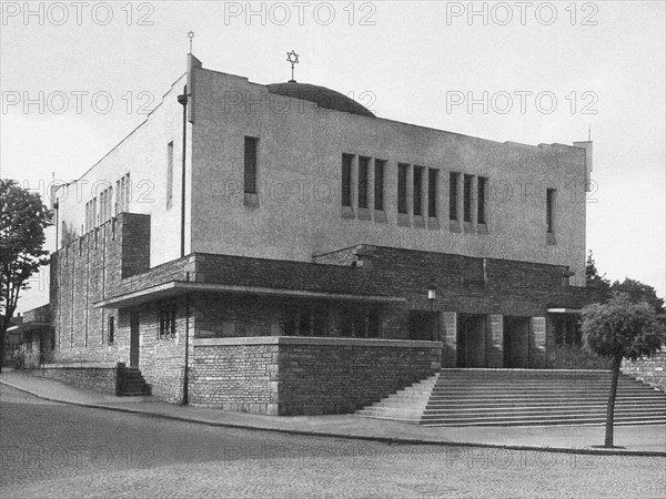 The newly built of Neolog synagogue in Zilina (Slovakia), designed by Peter Behrens in 1928. Artist: Anonymous