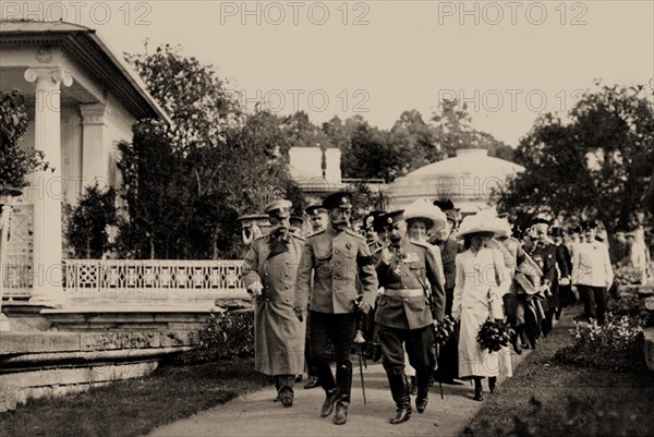 Emperor Nicholas II. accompanied by General Mikhail Putjatin at the exhibition in Tsarskoye Selo, 19