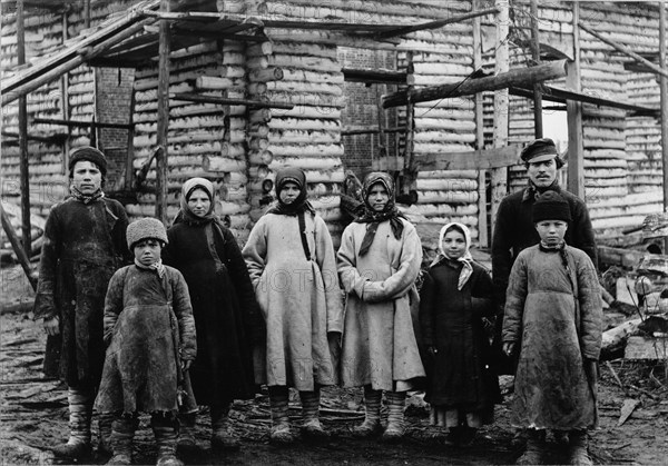 The peasants at the construction of the metallurgical plant near Kaluga, 1902.