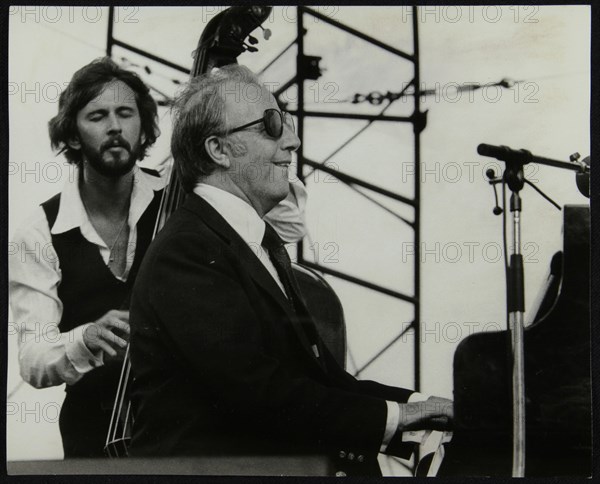 George Shearing and Brian Torff on stage at the Capital Radio Jazz Festival, Alexandra Palace, Londo Artist: Denis Williams