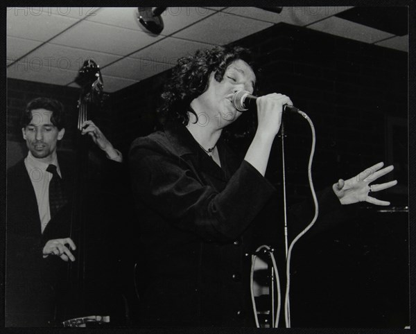 Sheena Davis and Rob Rickenberg performing at The Fairway, Welwyn Garden City, Hertfordshire, 2002. Artist: Denis Williams