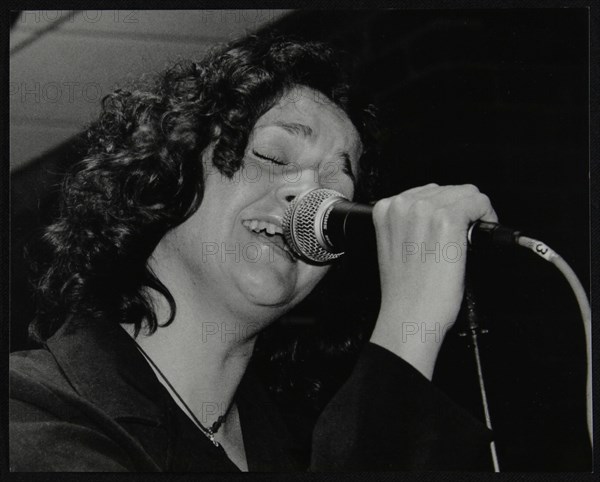 Singer Sheena Davis performing at The Fairway, Welwyn Garden City, Hertfordshire, 15 December 2002. Artist: Denis Williams