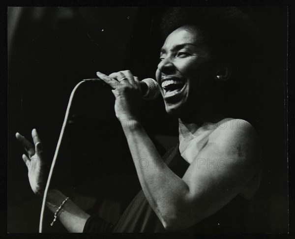 Singer Elaine Delmar performing at Berkhamsted Civic Centre, Hertfordshire, 1986. Artist: Denis Williams