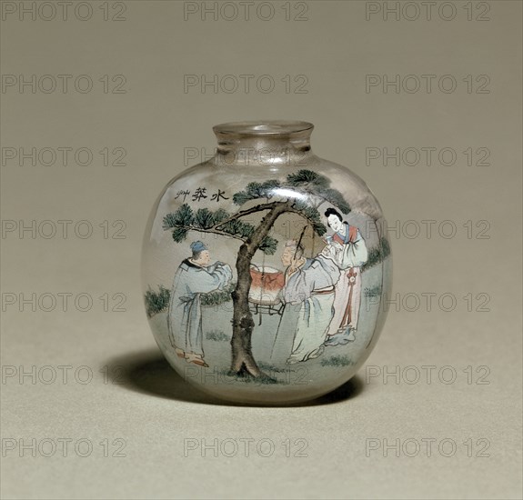 Snuff bottle with figures by a tree, 1903. Artist: Ye Zhongshan.