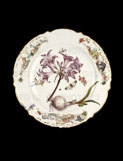 Round serving dish, c1755. Artists: Unknown, Chelsea factory.