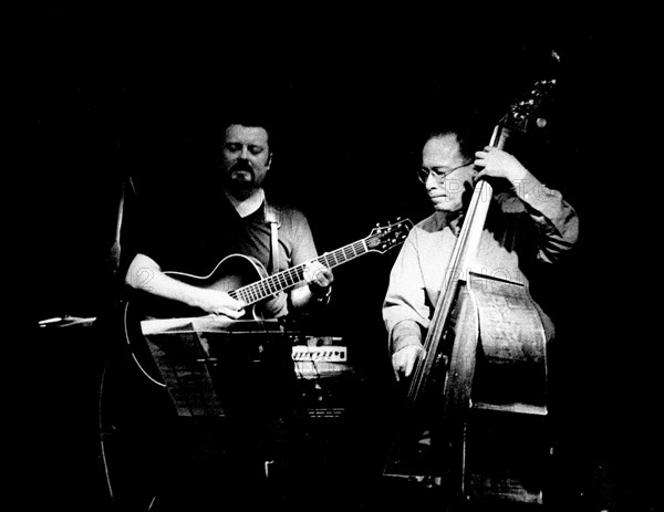 Eddie Gomez and Martin Taylor, Ronnie Scott's, London, July 2000. Artist: Brian O'Connor.