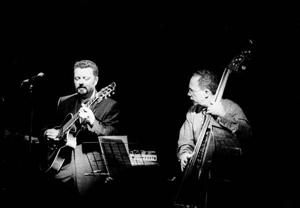 Eddie Gomez and Martin Taylor, Ronnie Scott's, London, July 2000. Artist: Brian O'Connor.