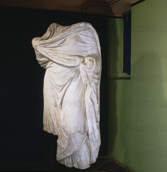 Female statue in white marble from Pamplona.