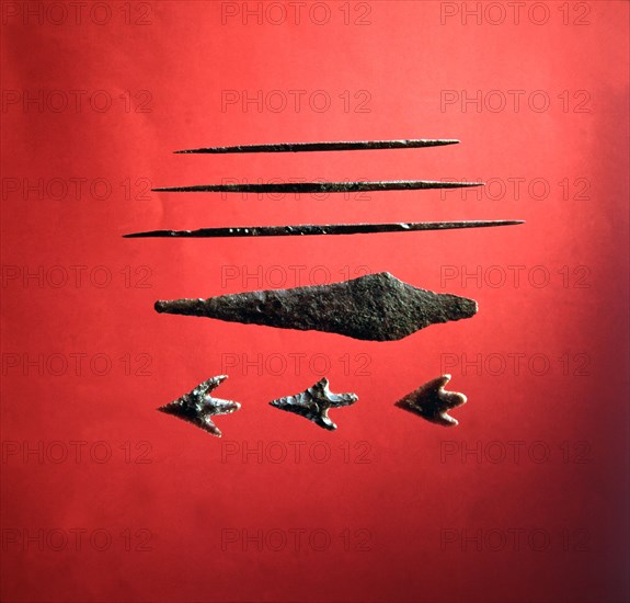 Arrowheads peduncle and fins on flint, dagger and biconical punches on copper, from the trousseau?