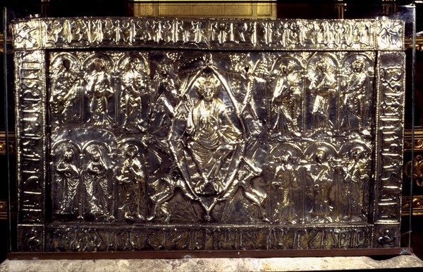 Holy Ark (s. XI), it's part of the cathedral treasure preserved in the Holy Chamber of the Oviedo?