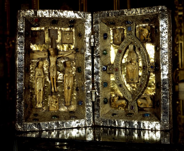 Byzantine diptych in ivory (s. VI) preserved in the Holy Chamber of the Oviedo Cathedral.