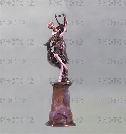 Dancer with a lyre.