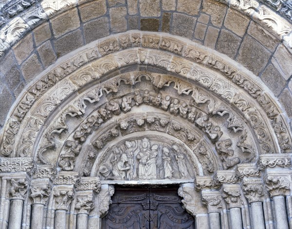 Church of Santa Maria de Azogue, detail of the sculptures in the front with archivolts.