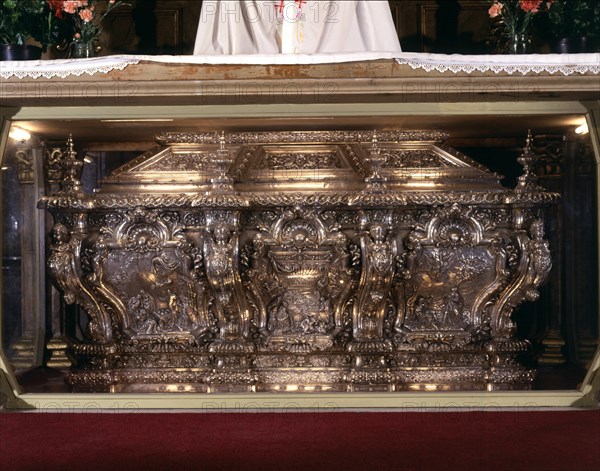 Urn of Sant Bernat Calvó', silver embossed with bas-reliefs and cast elements. Punch of Barcelona?