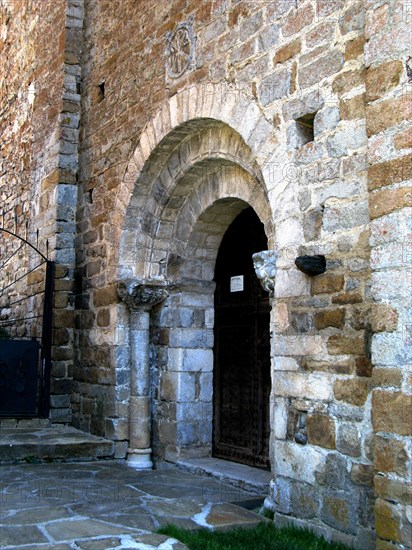 West Portal of the church of Santa Maria in Cap d'Aran Tredós, the portal has three round arches ?