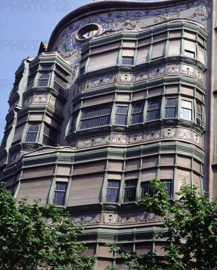 Façade of the Comalat house, designed by Salvador Valeri i Pupurull.