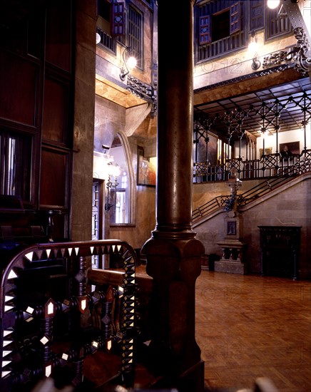 Entrance to the main hall of the Güell Palace, from the corridor that links it to the dining room?