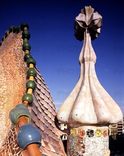 Upper finishing of the façade of Batllo House with a pinnacle finished in a four-armed cross, bui?