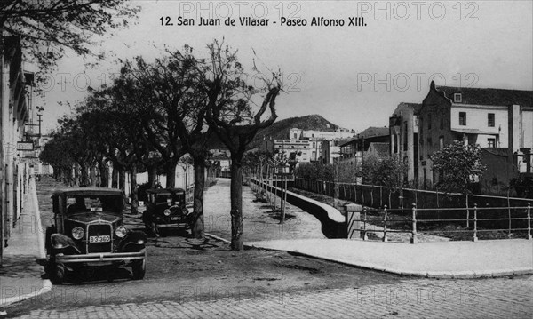Cars parked on the Alphonse XIII walk in San Juan de Vilasar (Maresme), postcards from the 1920s.