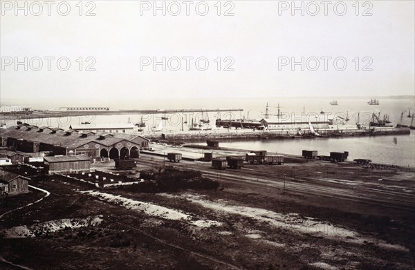 View of the harbor of Cadiz and the railway station in 1895.