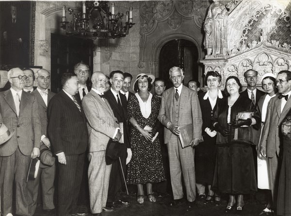 Francesc Macia, president of the Generalitat de Catalonia, together with the artist Apelles Mestr?