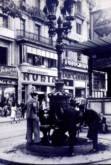 The fountain of Canaletas at the beginning of Las Ramblas, behind the iconic restaurants Canaleta?