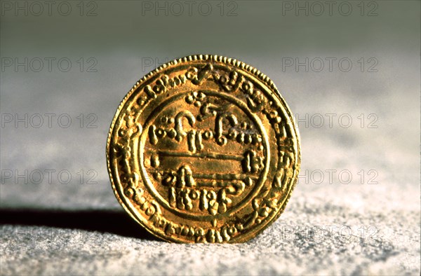 Andalusian gold dinar, also called 'Mancuso', used in Catalan counties during feudal times.