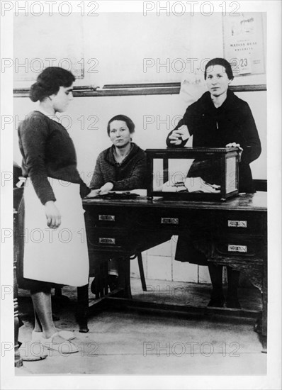 First ballot that allowed women to vote, polling station in a school in Madrid, legislative elect?