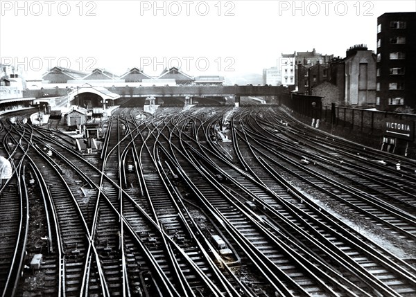 Detour and railway junction in London's Victoria Station, 1962.
