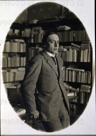 Josep M ª López i Picó (1866-1959), poet and editor Catalan, in his library, 1910.