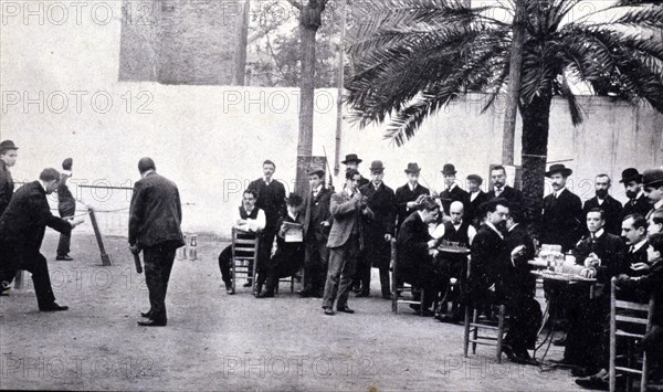 Circle and outdoor games in the courtyard of the Cafe of the Centro Autonomista de Dependientes d?