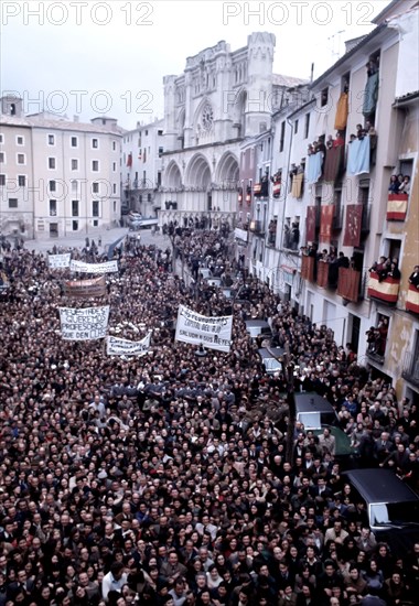 Crowd in a square during the visit of King Juan Carlos I and Sofia to Cuenca in February 1977.