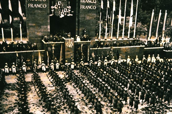 Spanish Civil War (1936 - 1939), Victory Parade of national troops passing in front of the grands?