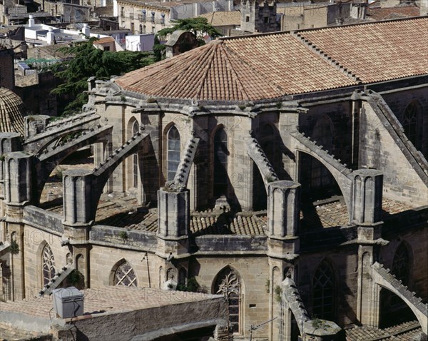 Apse of the Cathedral of Tortosa with buttresses and flying buttresses.