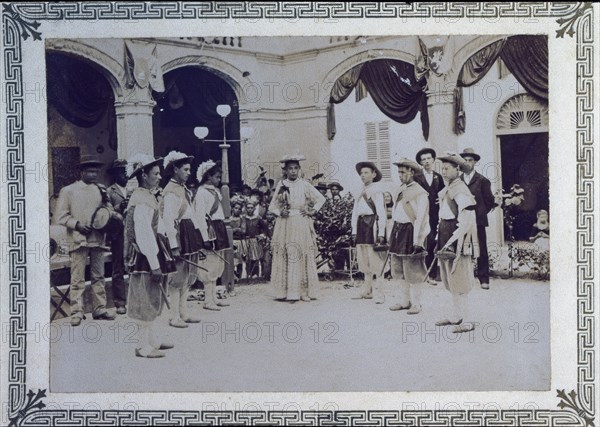 Els Cossiers de Manacor', 1897, the dancers dance in a circle that opens and closes around the ce?