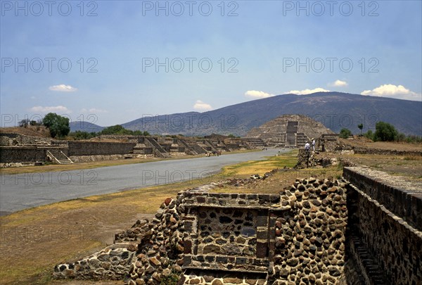 Teotihuacan, 'Avenue of Death', walkway that extends from south to north at whose sides are place?