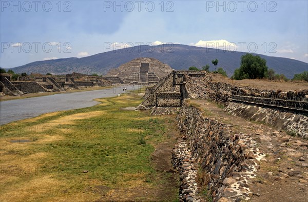 Teotihuacan, 'Avenue of Death', walkway that extends from south to north at whose sides are place?