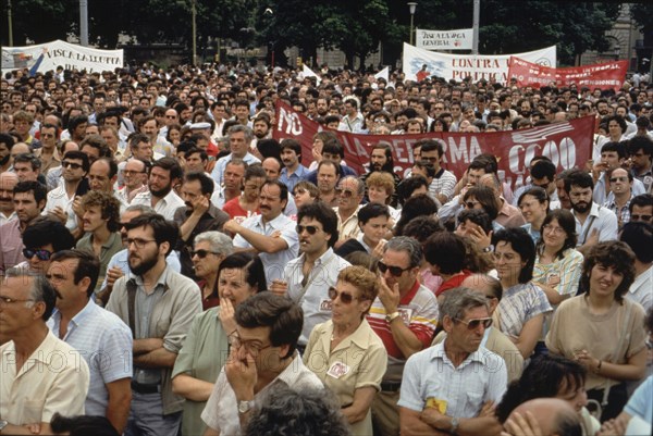 Crowd in a miting convened by the union organizations, held in the Catalonia square during the ge?