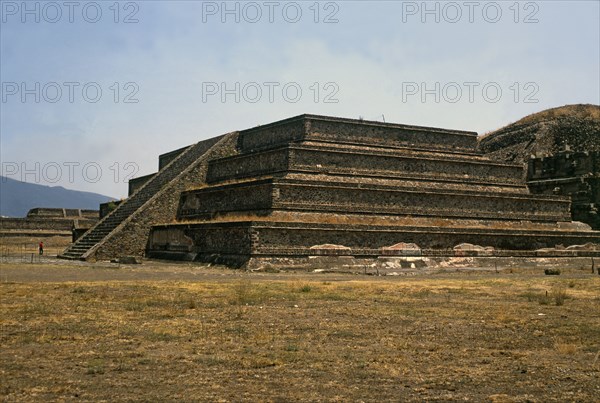 Teotihuacan, stepped pyramid finished on a platform that, when explored, the building of the Quet?