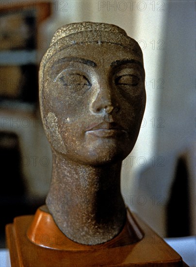 Unfinished bust of Nefertiti, it comes from Tell-el-Amarna.