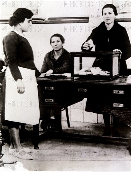 Second Republic, the first women's vote in municipal elections in Spain, room with the urn in a s?