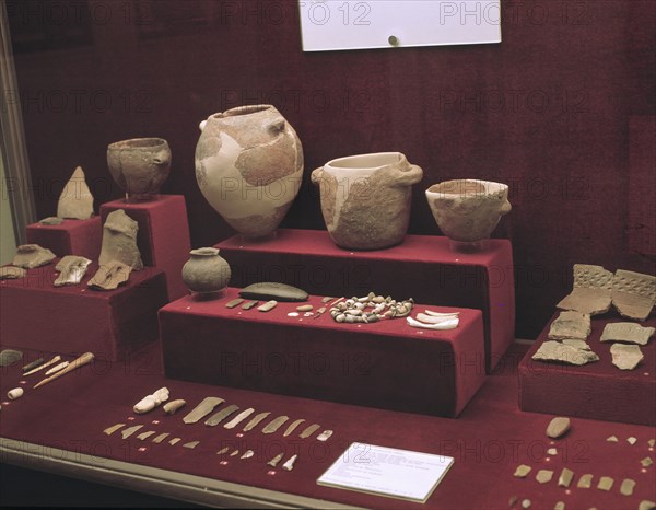 Grave goods found in the excavation of the Castilico Cave (Cobdar, Almería): ceramic vessels, sto?